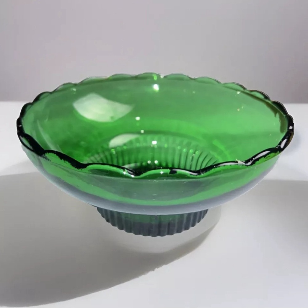 E.O. Brody Co. Cleveland, OH M2000, Scalloped Green Glass Bowl USA 6.5”